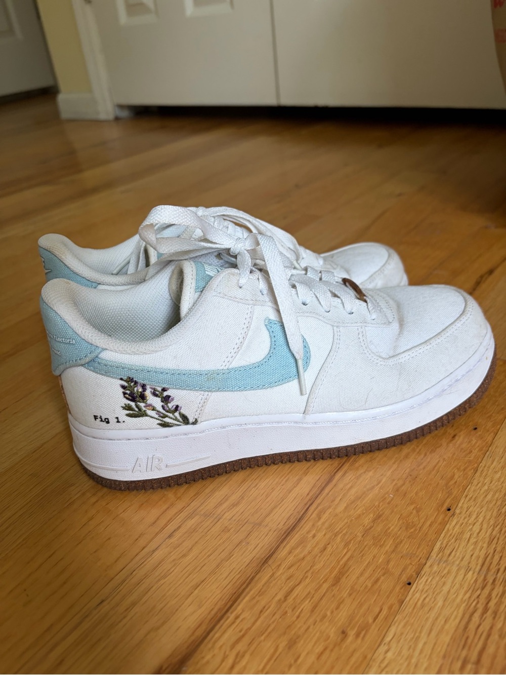 Nike White and Light Blue Kids Sneakers with Lavender Detail